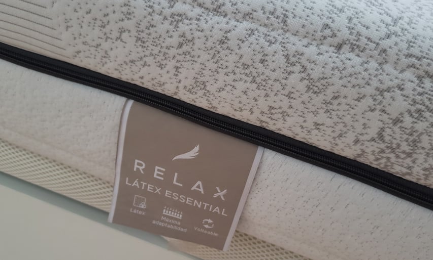 Etiqueta Relax Látex Essential en el lateral del colchón