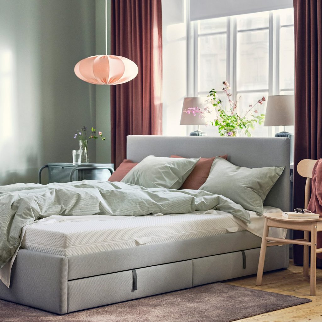 IKEA Åbygda, colchón sobre una cama en un dormitorio