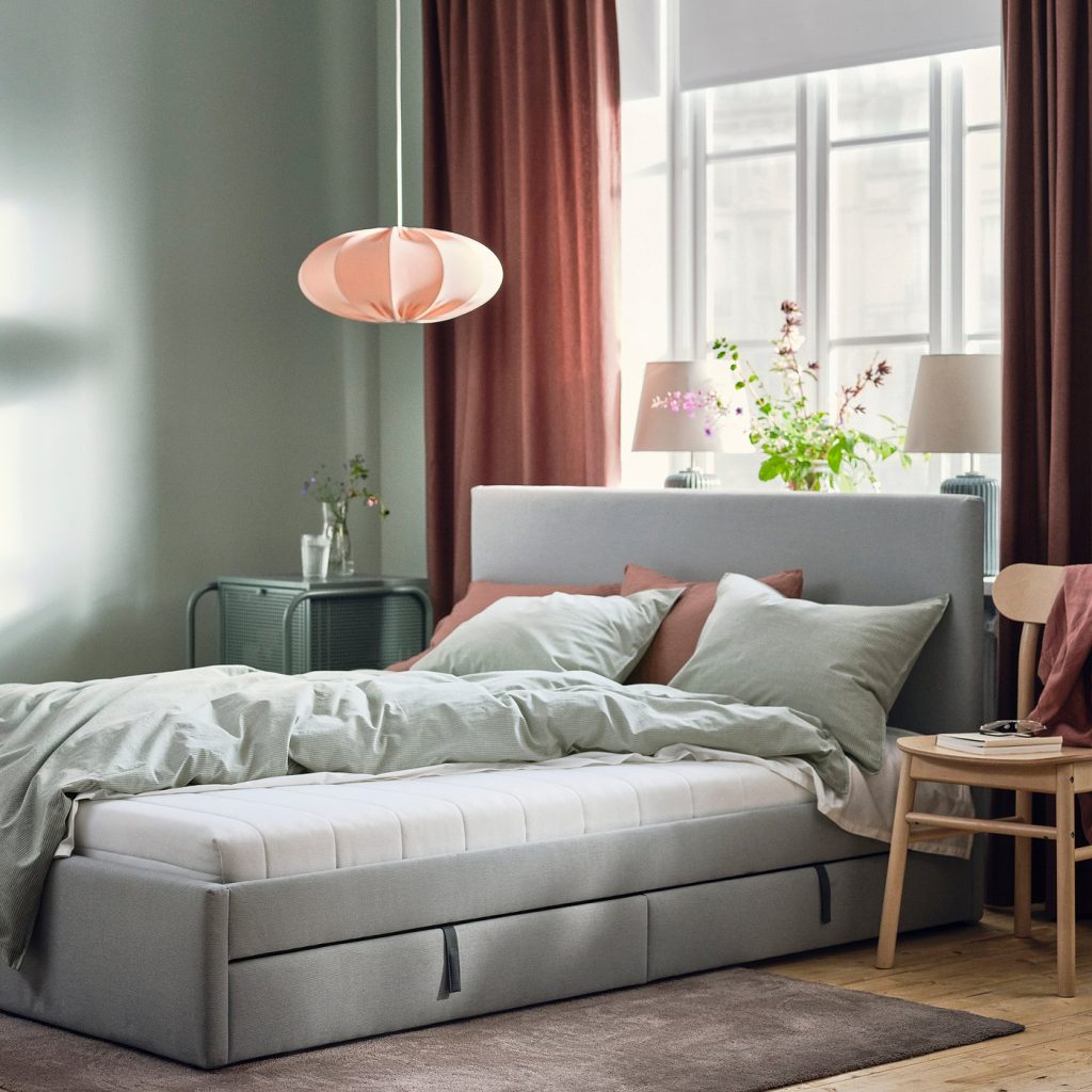 IKEA Åfjäll, colchón sobre una cama en un dormitorio