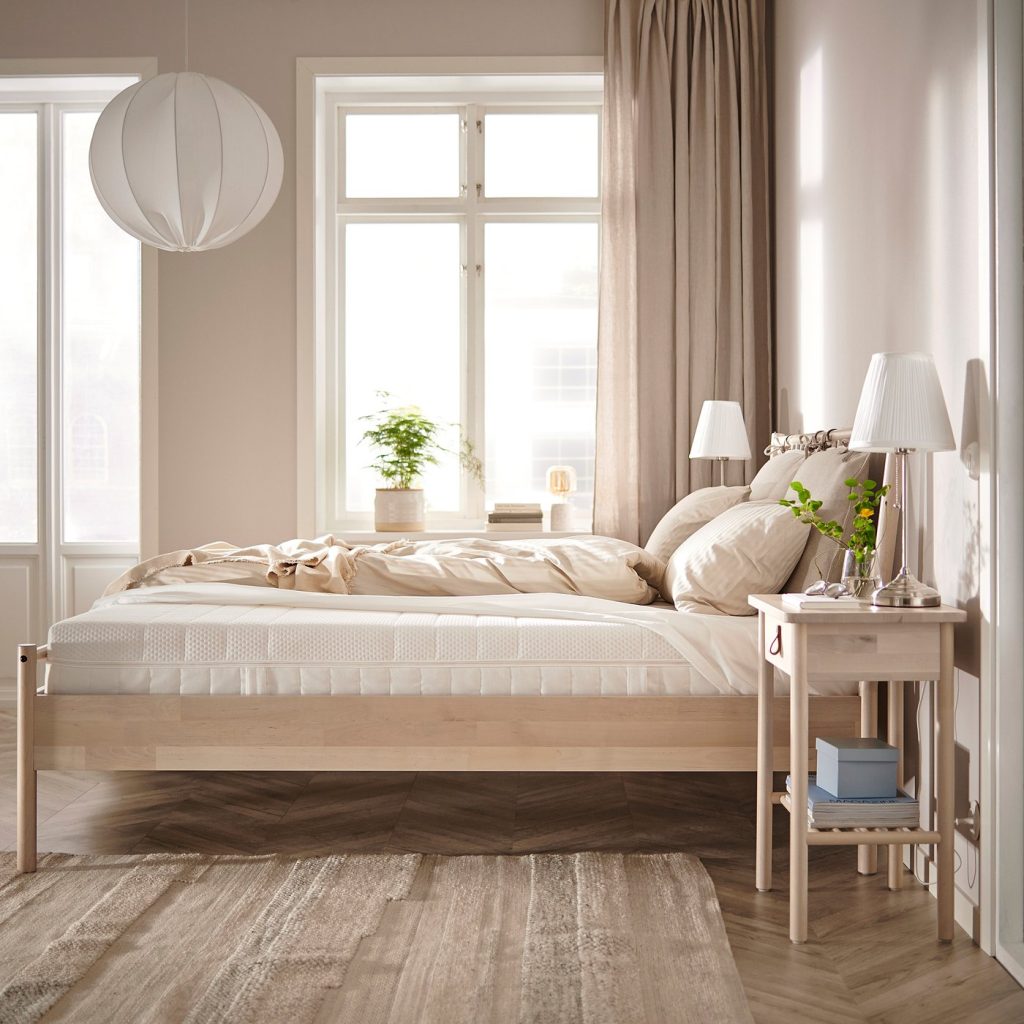 IKEA Åkrehamn, colchón sobre una cama de madera en un dormitorio