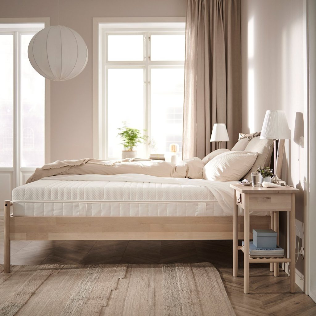 IKEA Ånneland, colchón sobre una cama de madera en un dormitorio