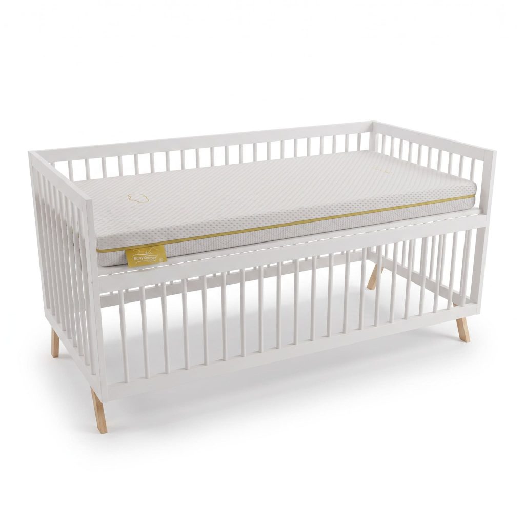 Babykeeper Ternum colocado dentro de una cuna de madera blanca