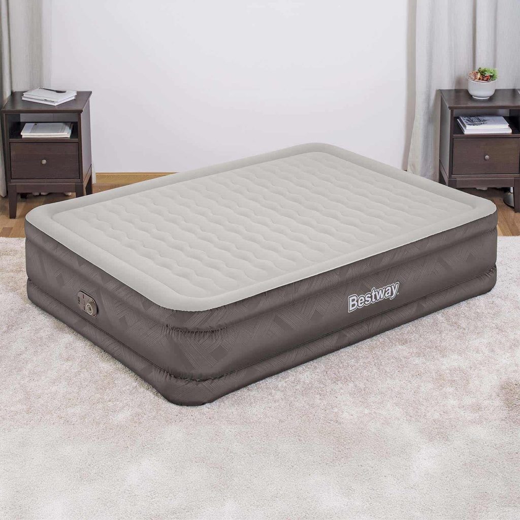 Bestway Fortech Queen inflado en un dormitorio como cama de invitados