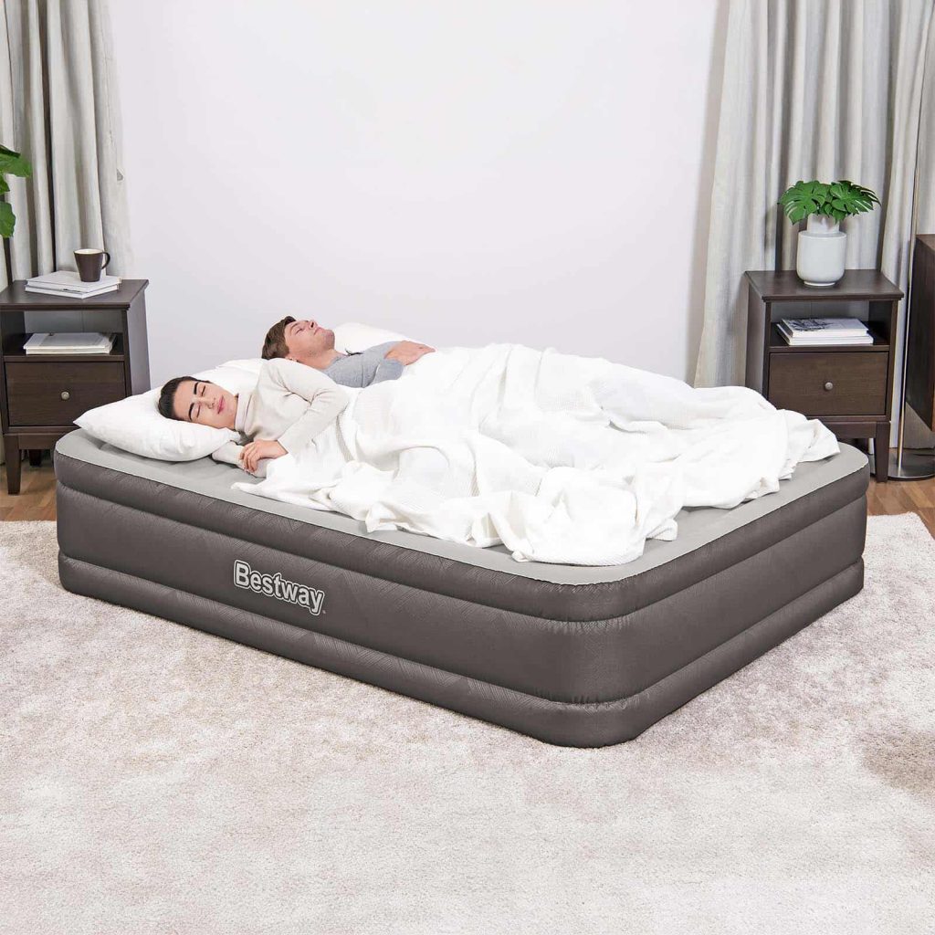 Pareja durmiendo en el colchón hinchable Bestway Fortech Queen