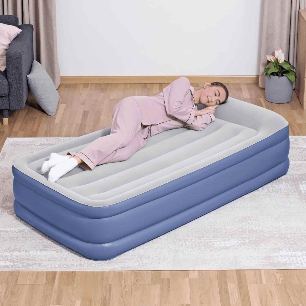 Persona durmiendo sobre el colchón hinchable Bestway Tritech Individual