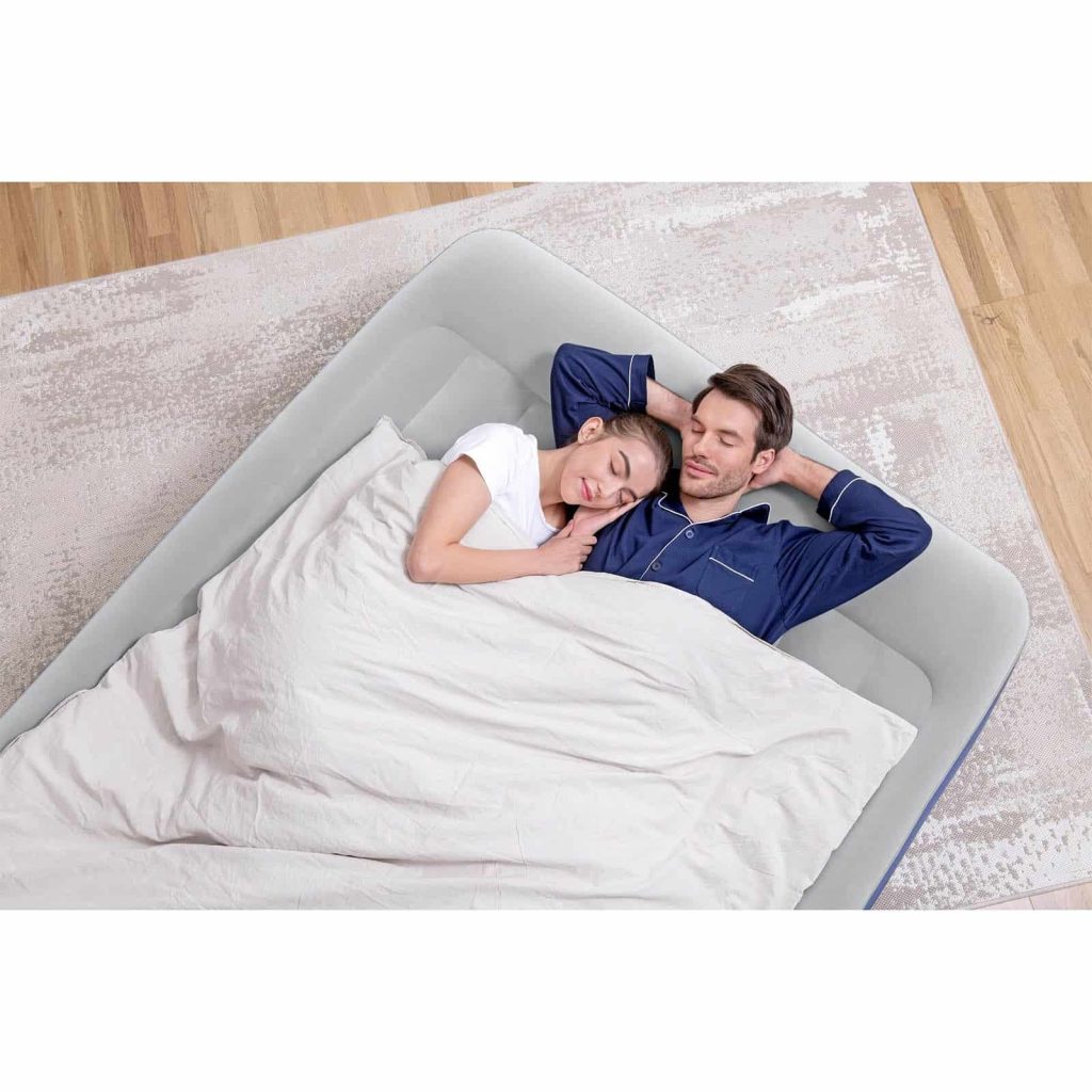 Pareja descansando sobre el colchón hinchable Bestway Tritech Queen