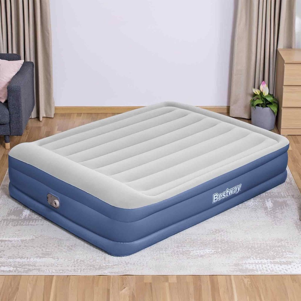 Colchón hinchable Bestway Tritech Queen montado en un salón sobre una alfombra