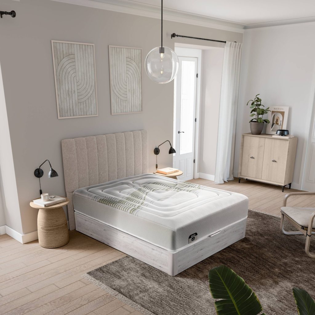 Bultex Emporio sobre un canapé en un dormitorio luminoso