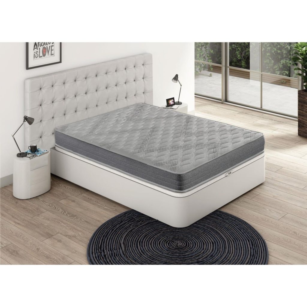 Colchón Carrefour Home Supra sobre un canapé en un dormitorio