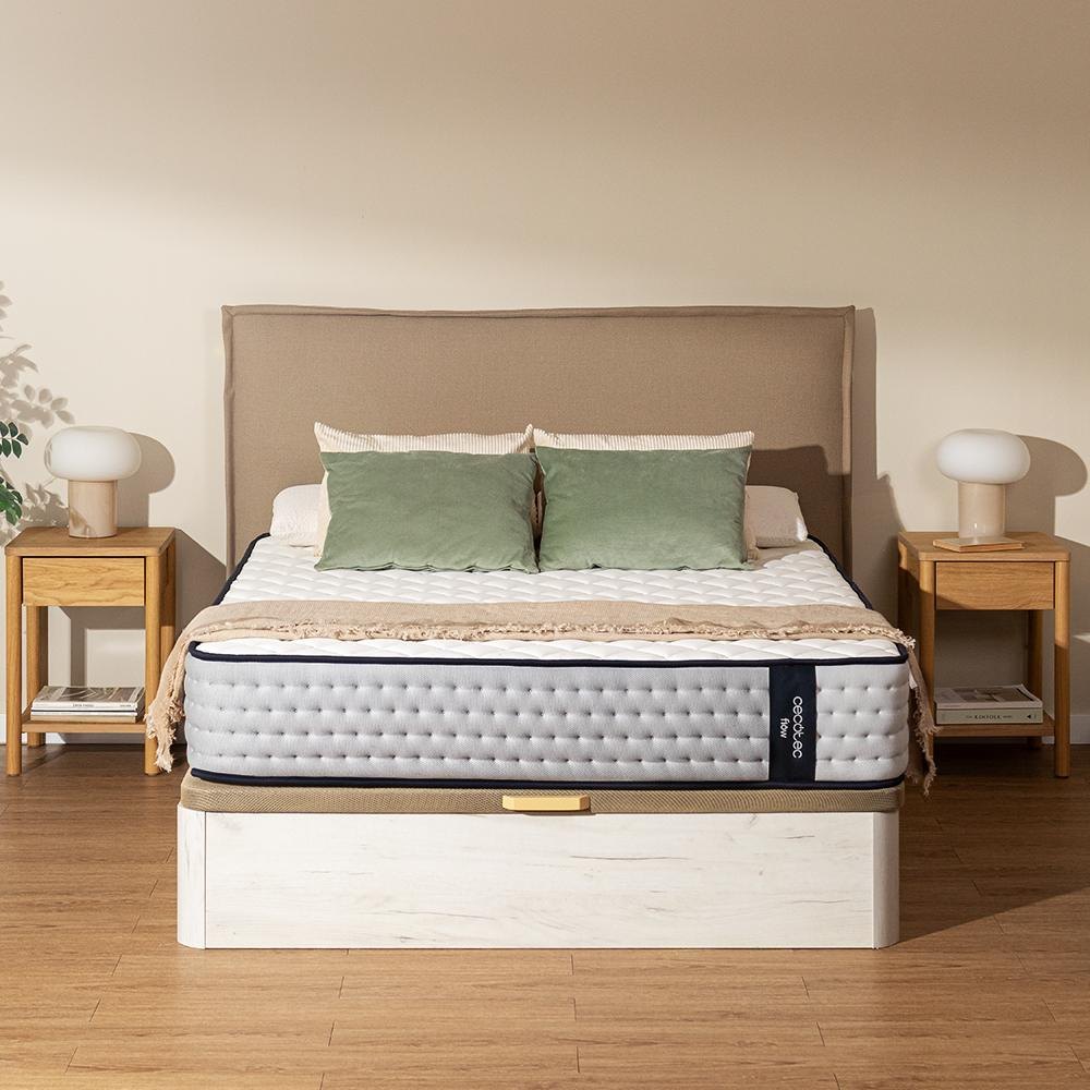 Cecotec Flow 6680 Hybrid sobre un canapé en un dormitorio