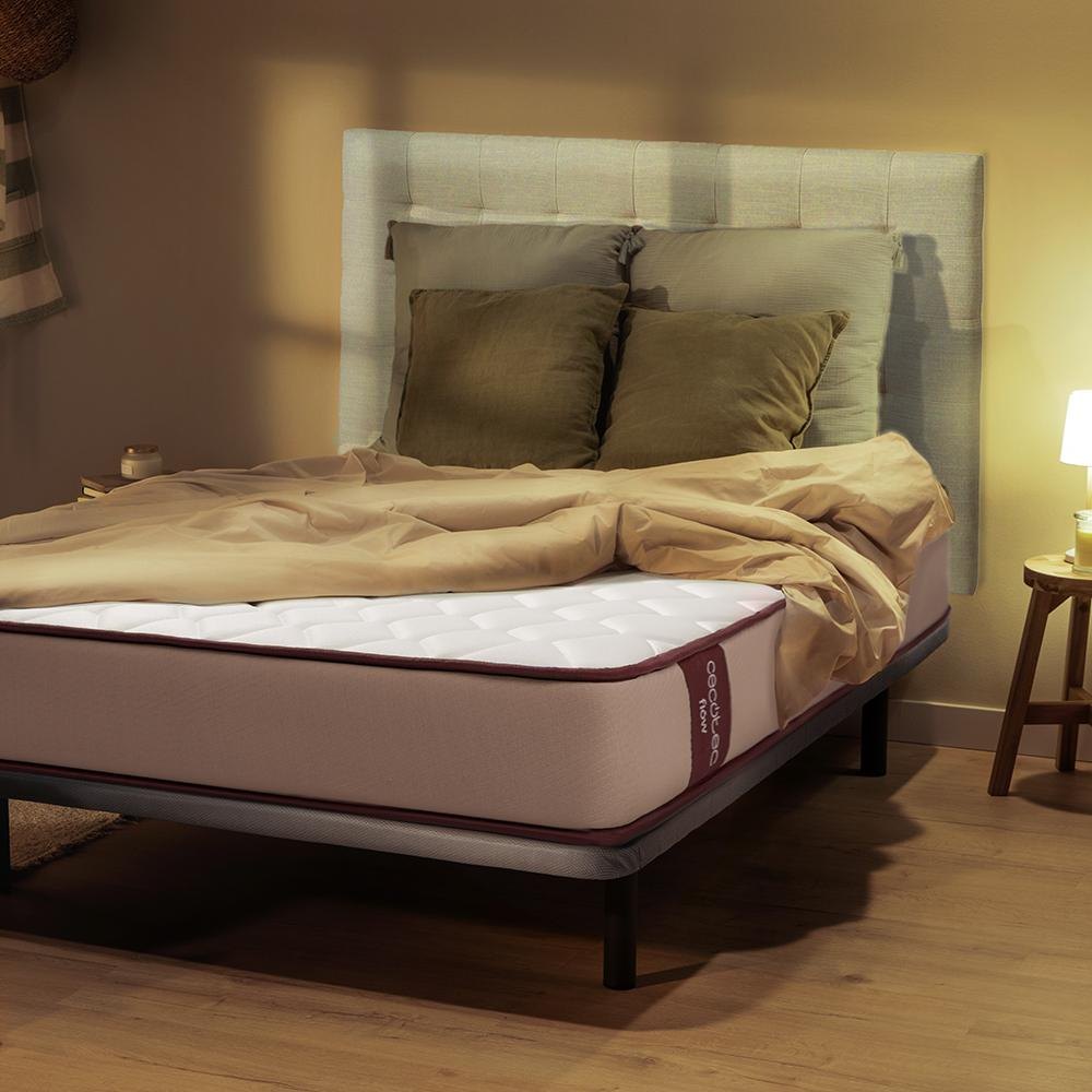Cecotec Flow PureVital 1900 sobre una cama en un dormitorio