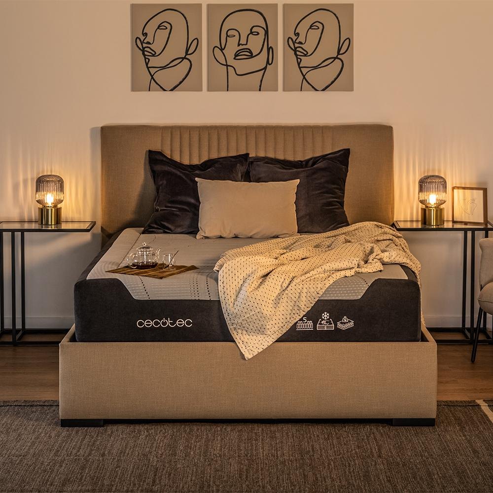 Cecotec Flow Select Earth sobre una cama tapizada en un dormitorio