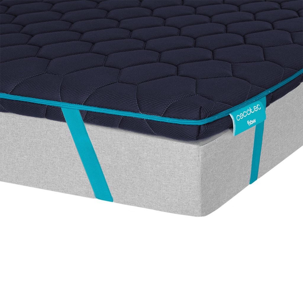 Cecotec Flow TopDeluxe, esquina con la correa elástica sobre el colchón