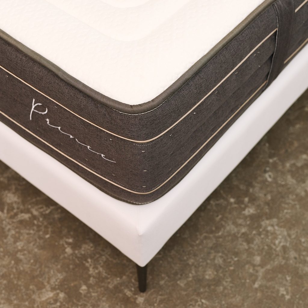 MaxColchón Prince, detalle de la esquina con el logotipo bordado