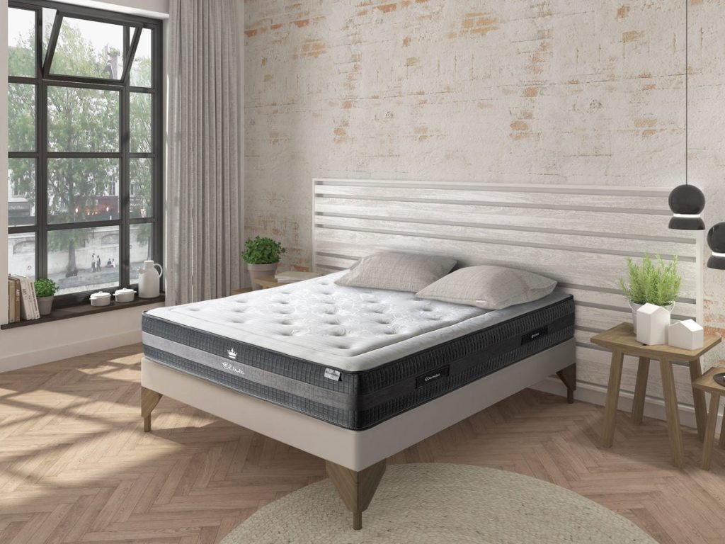 Dormideo Elixir New sobre una cama en un dormitorio