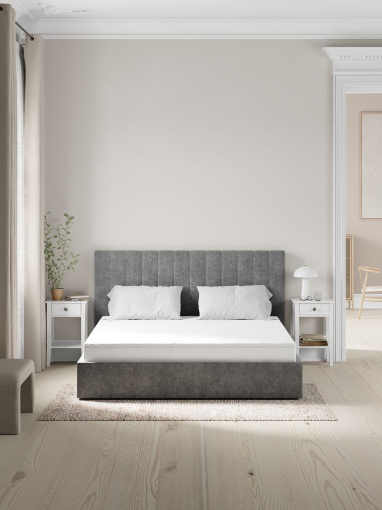 Colchón Dreamzone Andra sobre una cama en un dormitorio