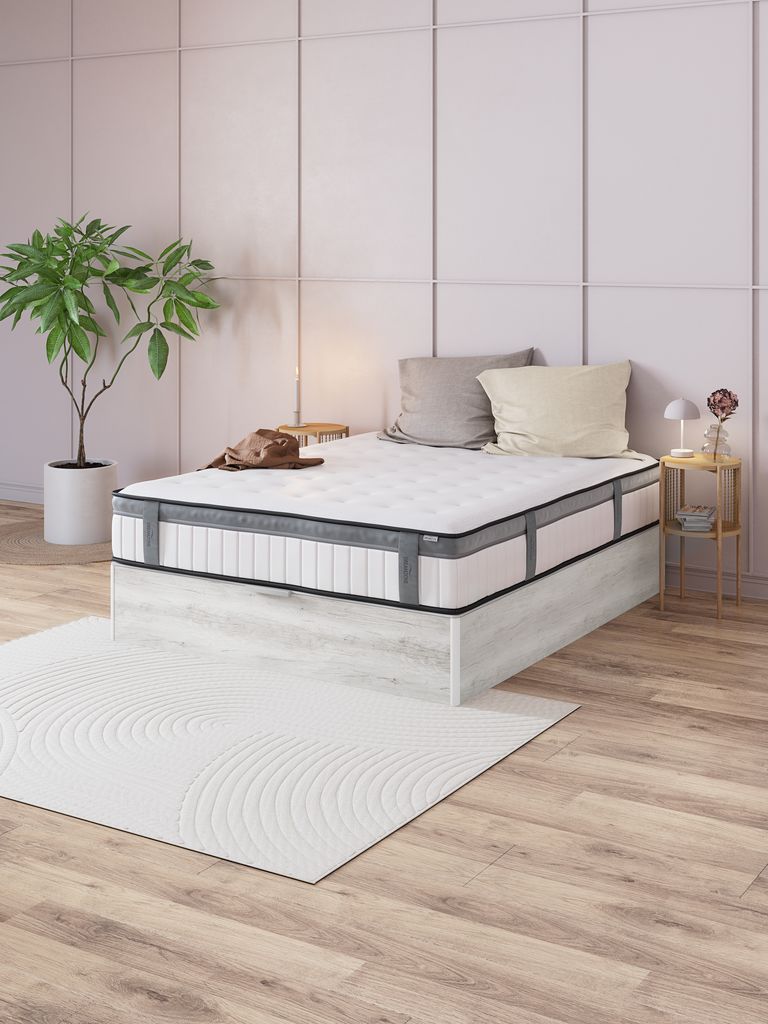Colchón Dreamzone Kiva sobre una cama en un dormitorio luminoso