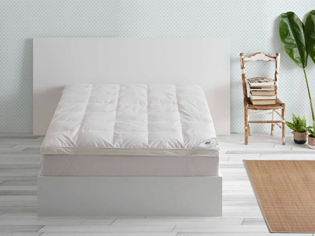 Cama con el topper de plumón Top Duvet de Duvedecor