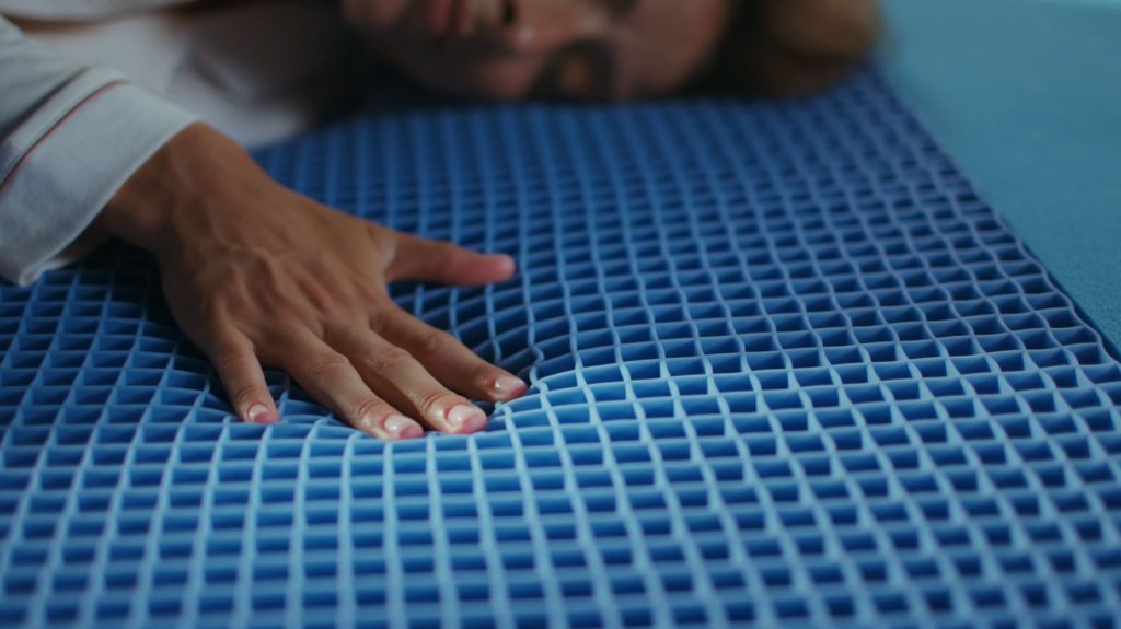 Emma Original Elite – mano presionando la rejilla de gel AirGrid