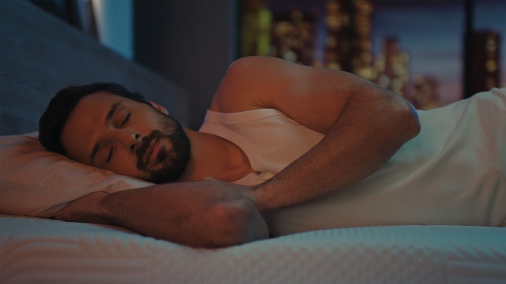 Hombre durmiendo sobre un colchón Emma Performance
