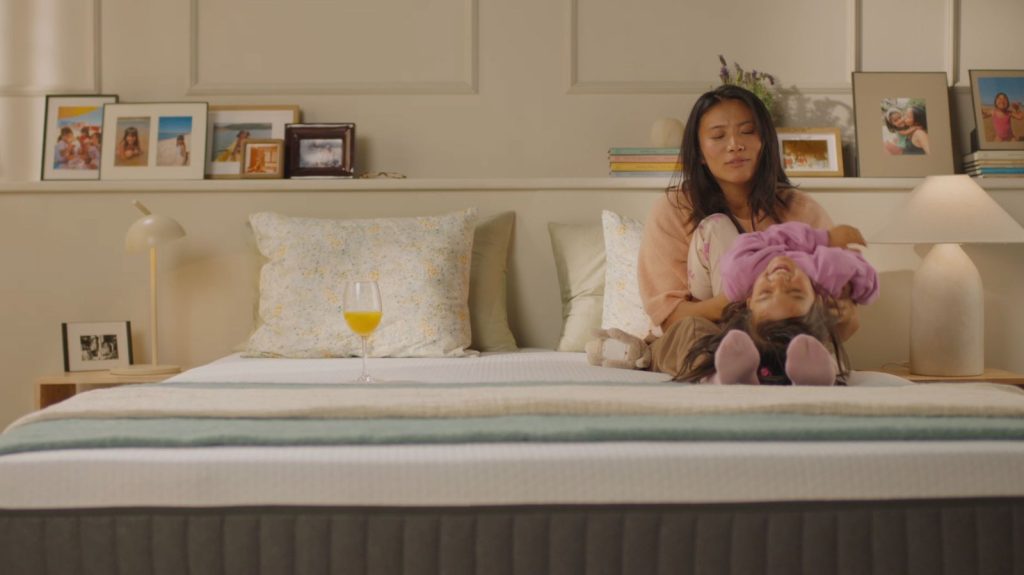 Emma Original en un dormitorio luminoso con una madre y su hija sobre la cama