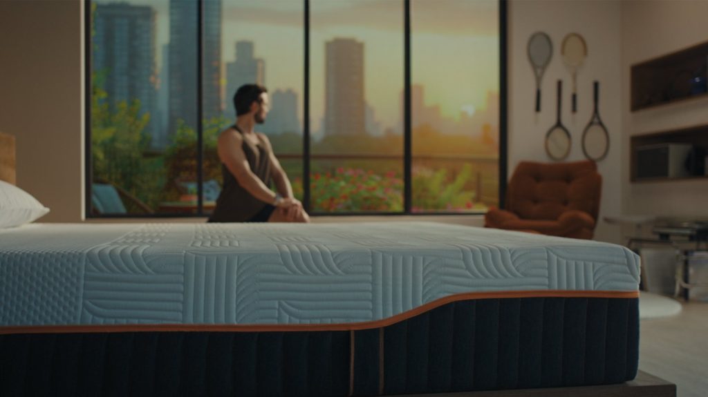 Emma Performance en un dormitorio con un hombre sentado junto a la ventana
