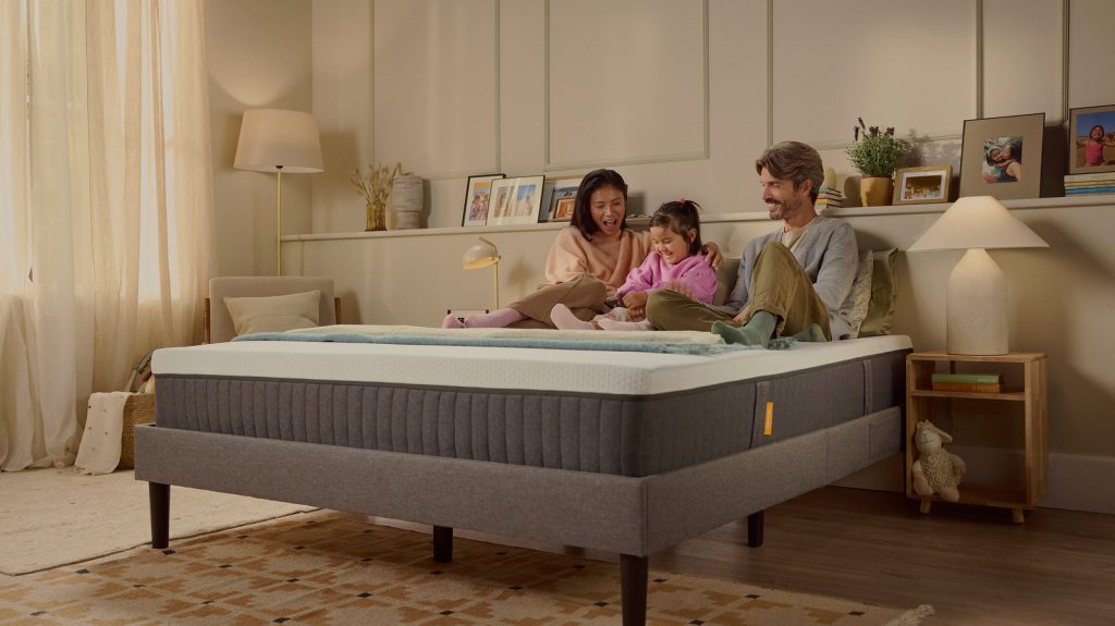 Emma Original en un dormitorio con una familia sentada en la cama