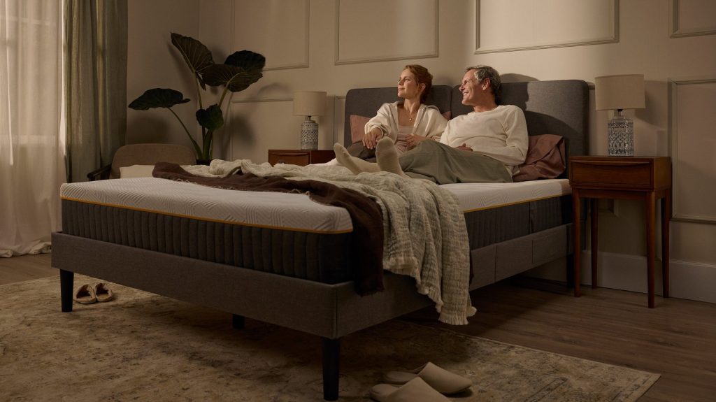 Emma Original Pro en un dormitorio con una pareja descansando en la cama