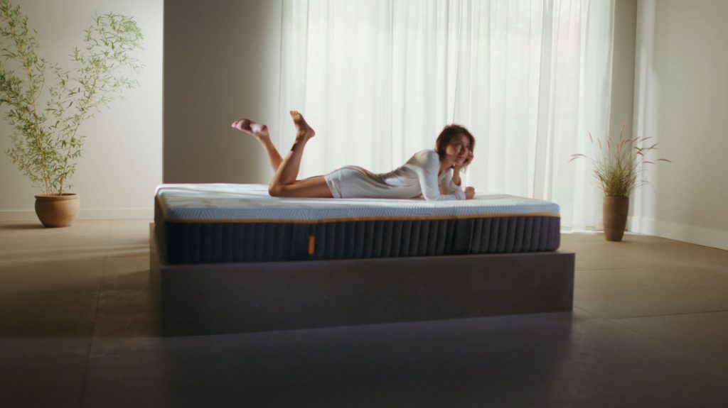 Emma Original Elite en un dormitorio minimalista con una mujer tumbada boca abajo