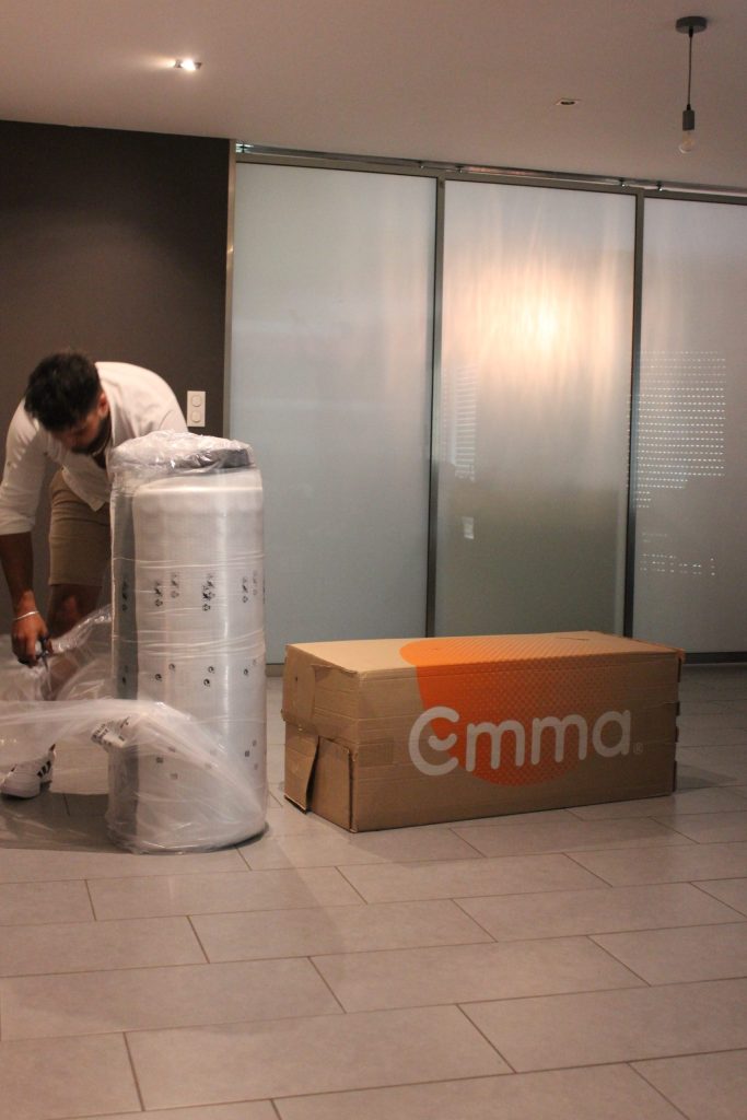 Desembalaje del Emma Original: colchón enrollado junto a la caja de Emma