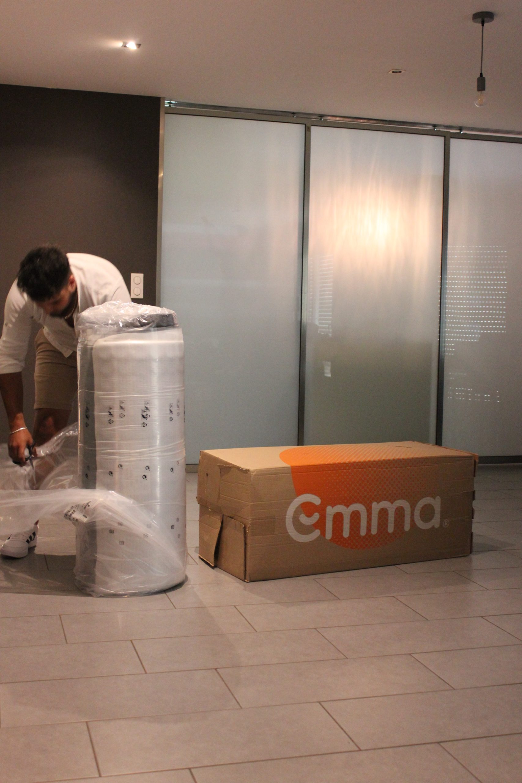 Desembalaje del Emma Original: colchón enrollado junto a la caja de Emma