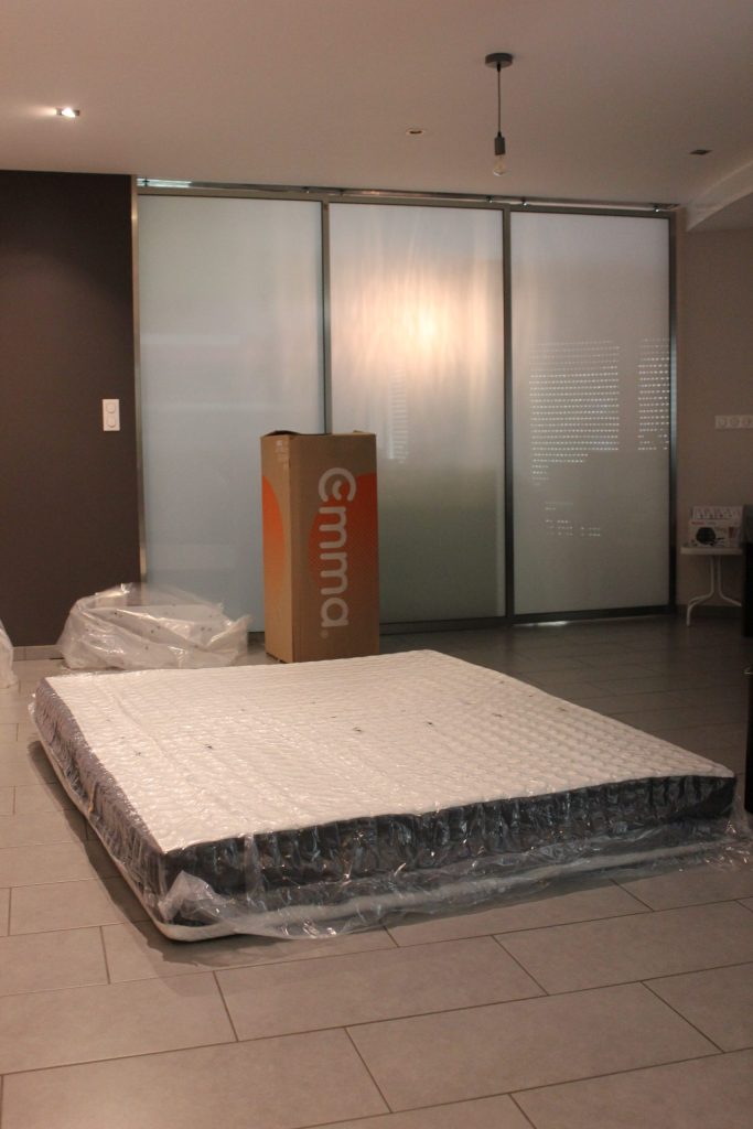 El Emma Original recupera su forma en el suelo, aún con parte del plástico
