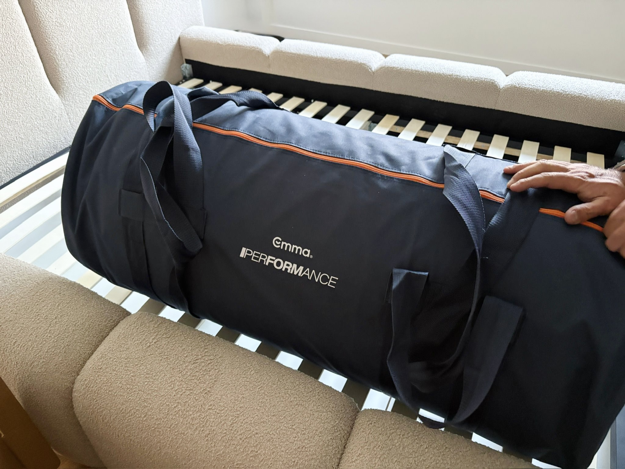 Bolsa de transporte del Emma Performance sobre el somier