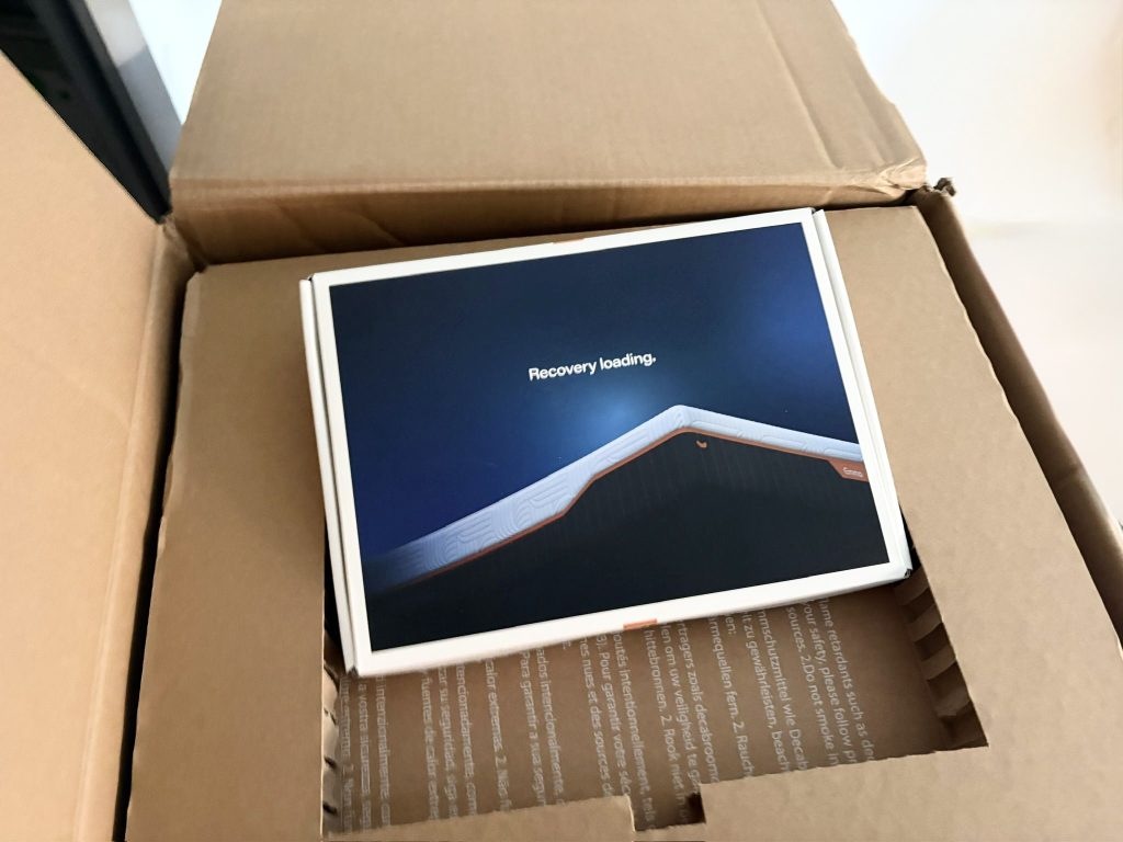 Caja del Emma Performance abierta con la caja de presentación dentro