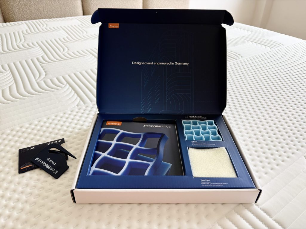Caja de presentación abierta con una muestra de la rejilla AirGrid