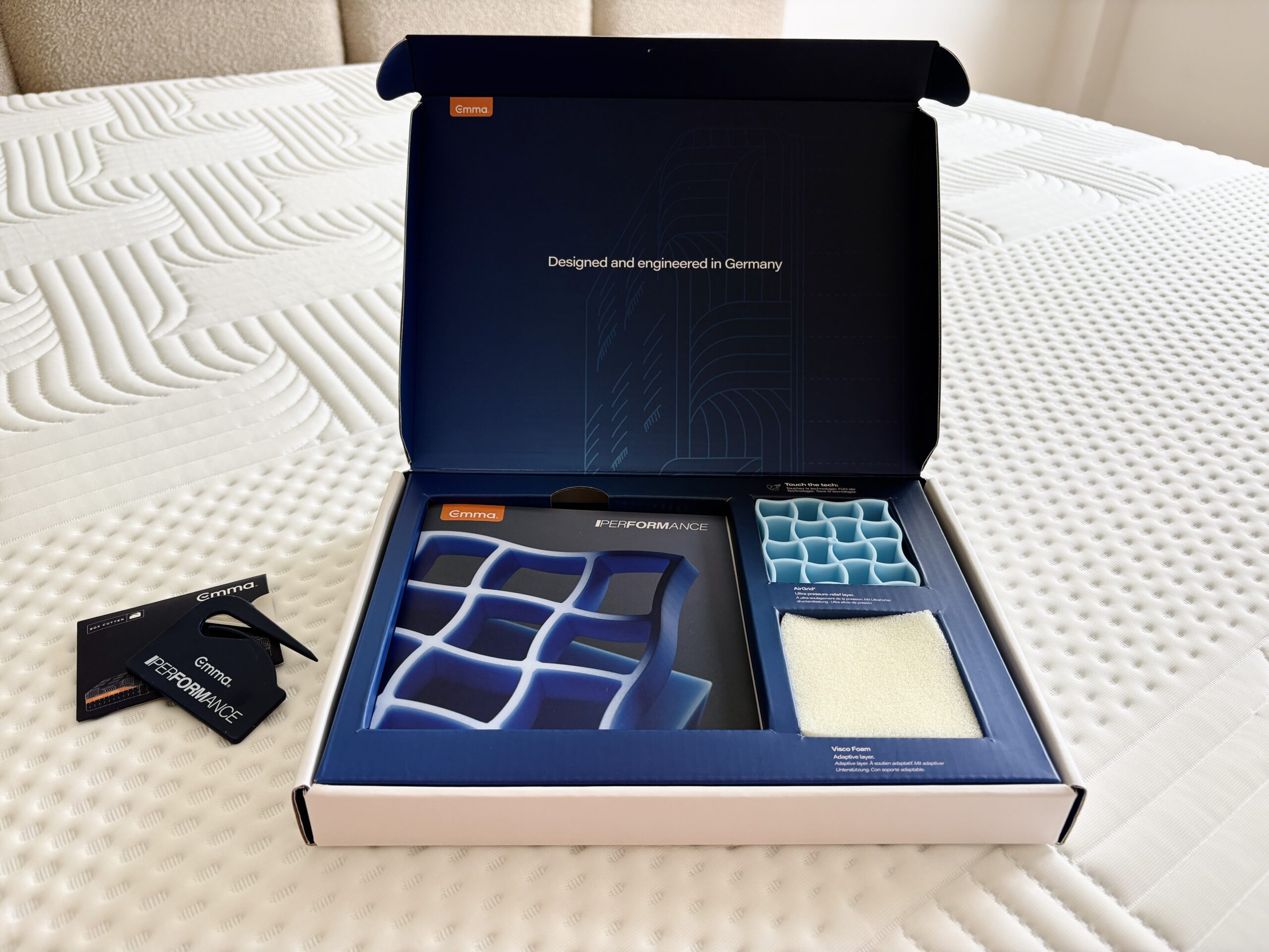 Caja de presentación abierta con una muestra de la rejilla AirGrid