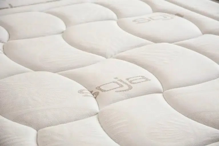 Factory Colchón ViscoSoja Pure – primer plano del acolchado con el logotipo Soja
