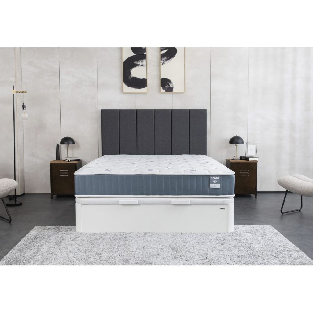 Flex Fresh Cool Firm sobre un canapé blanco en un dormitorio