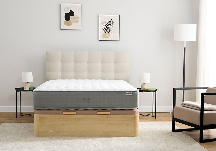 Flex Palace sobre una cama en un dormitorio