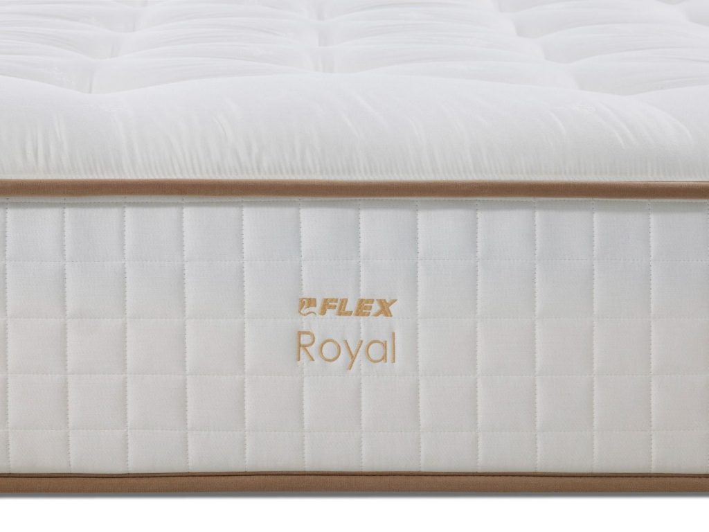 Flex Royal, platabanda lateral con el nombre del modelo bordado