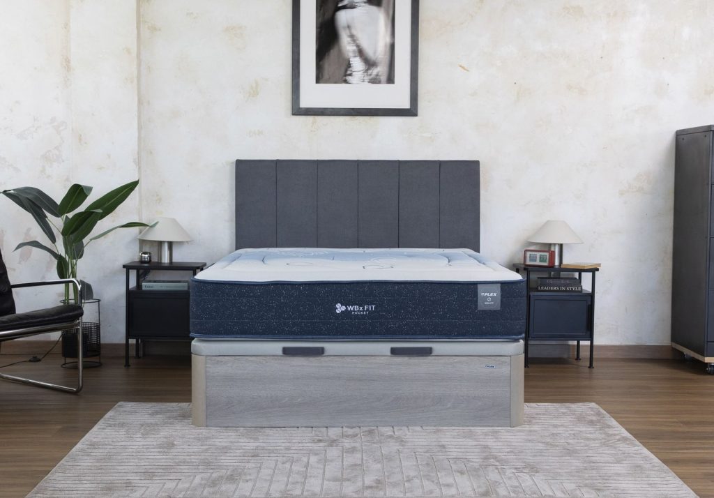 Flex Wbx Fit Pocket sobre una cama en un dormitorio