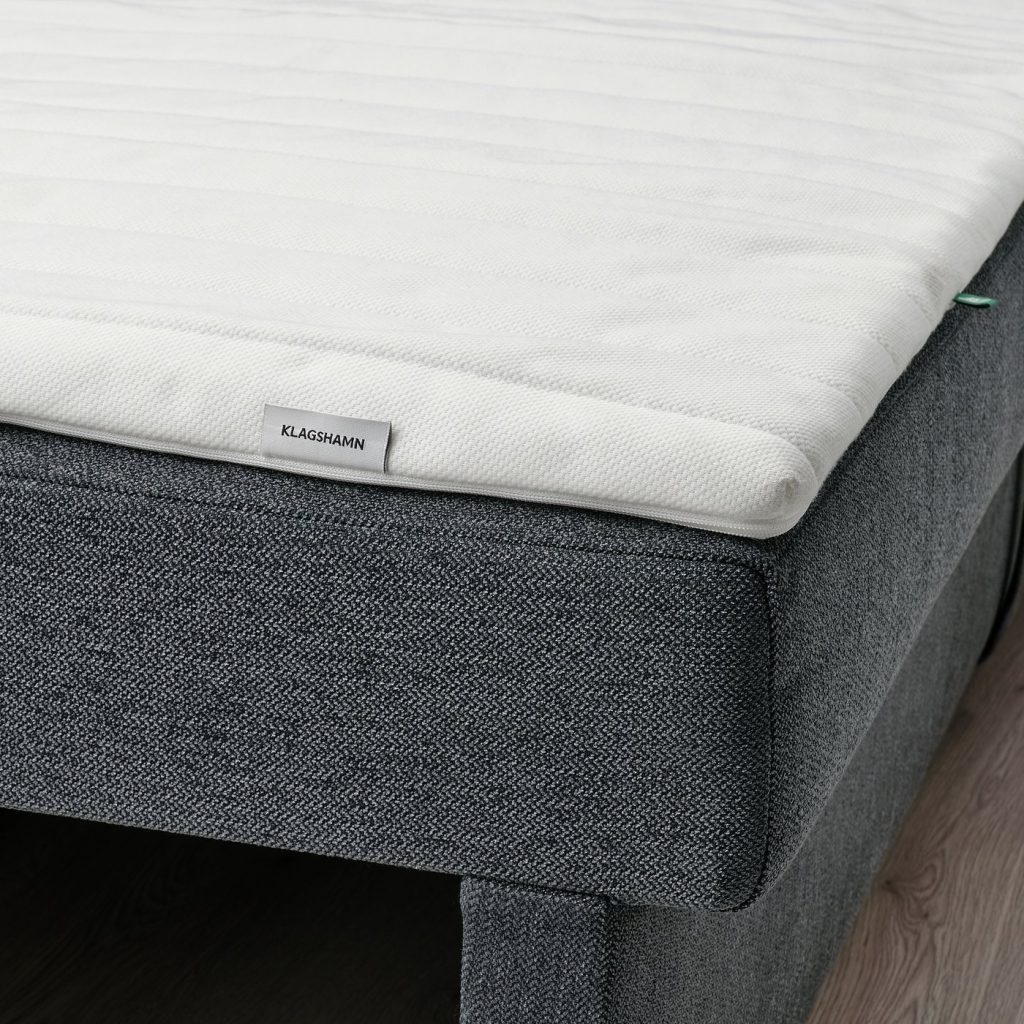 IKEA Klagshamn colocado sobre un sofá cama