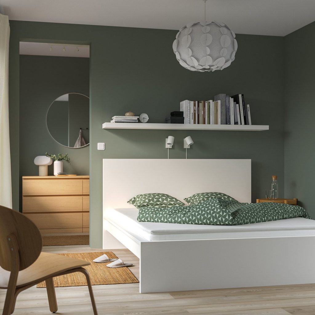 IKEA Näsfjället sobre una cama en un dormitorio
