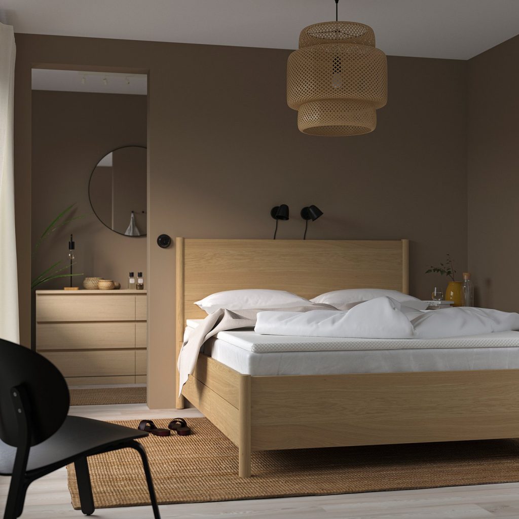 IKEA Nordberget sobre una cama en un dormitorio