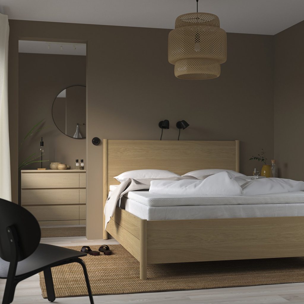 IKEA Norrsele sobre una cama en un dormitorio