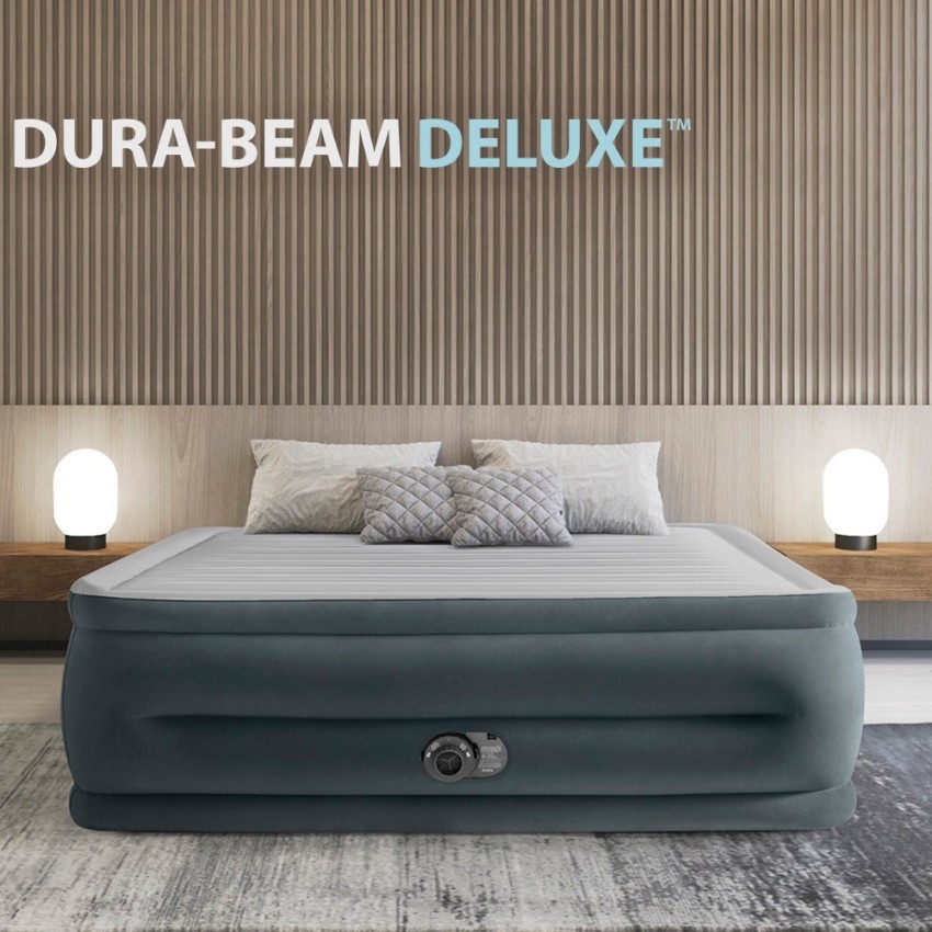 Intex Comfort-Plush High-Rise con cojines en un dormitorio