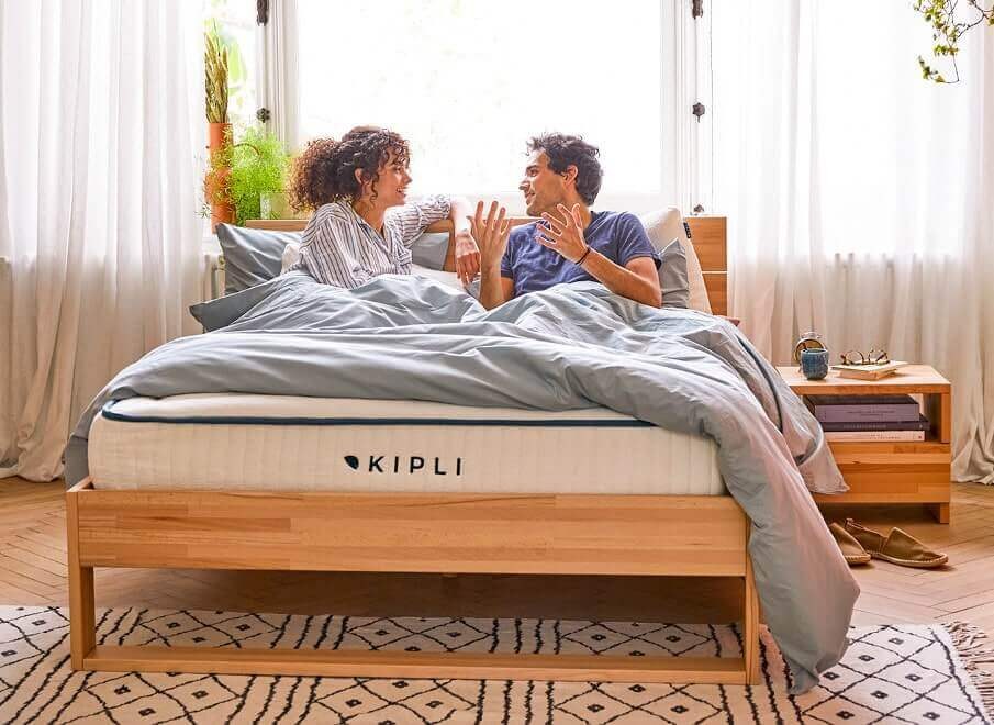 Pareja en una cama con el colchón Kipli