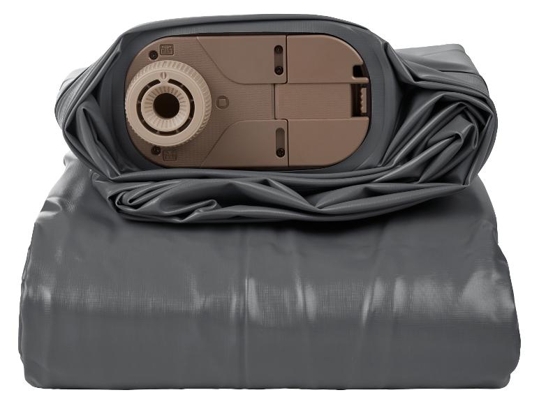 Cama de aire Premium de Livarno desinflada y plegada, con la bomba a la vista