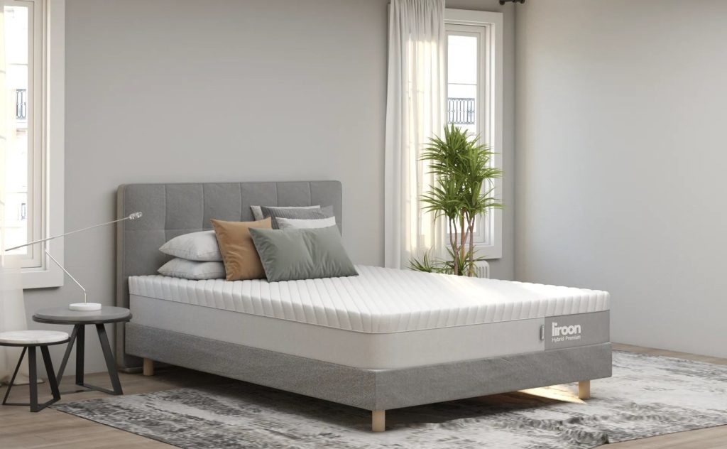 Liroon Hybrid Premium en un dormitorio con cabecero gris