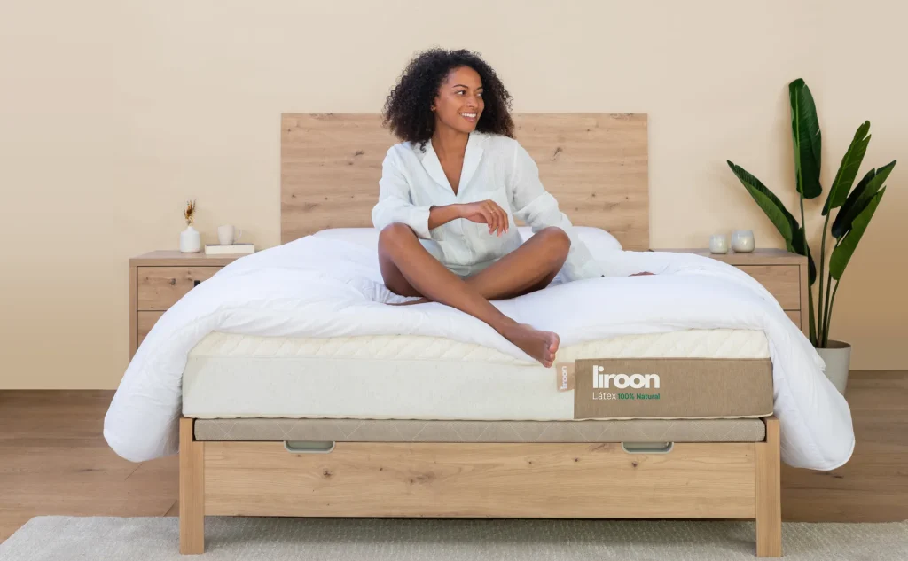Colchón de látex natural Liroon en un dormitorio con cabecero de madera